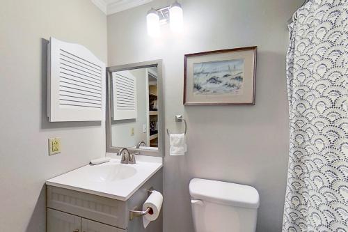 棕榈岛Sea Cabin 306-A的一间带水槽、卫生间和镜子的浴室
