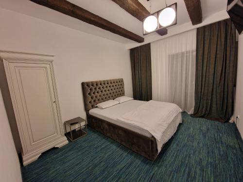 普雷代亚尔Vila Carolyne的一间卧室设有一张大床和一个窗户。