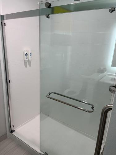 克利尔沃特克利尔沃特-但尼丁康福特舒适套房酒店的浴室里设有玻璃门淋浴
