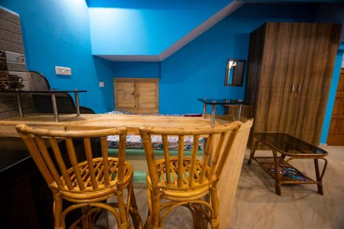 瓦尔恰Godwill Casa Varca的蓝色的客房配有木桌和椅子