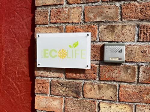 圣米格尔德阿沃纳Hotel Ecolife Tenerife的砖墙边的标志