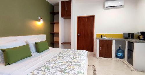 奥尔沃克斯岛Valentina Holbox的一间卧室配有一张绿色和白色的床