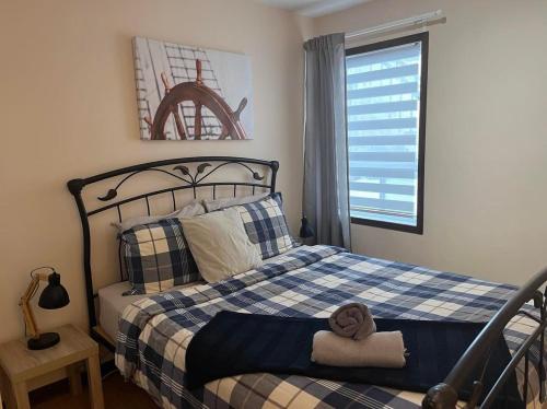 Petit-SaguenayLa Cabane chez Jimmy的一间卧室配有一张蓝色和白色的床铺