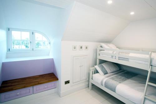 邓加文Hailey's Haven的一间卧室设有两张双层床和一扇窗户。