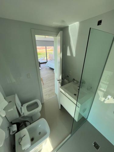 埃斯特角城SYRAH Premium B2 - Balcón con vista al mar by depptö的一间带卫生间、水槽和镜子的浴室