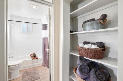 科罗拉多斯普林斯Spacious City House的浴室设有卫生间,在架子上备有毛巾。