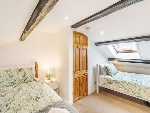 FlookburghQuince Cottage的一间卧室设有一张床和一个窗口