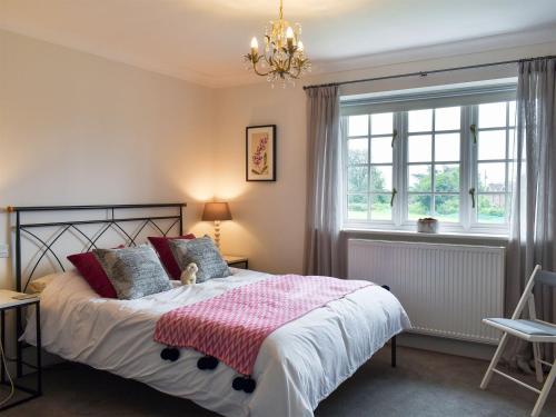DanehillCrown Cottage的一间卧室设有一张床和一个窗口
