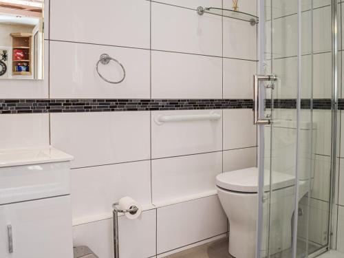 萨顿科尔菲尔德Serenity Comfort的一间带卫生间和玻璃淋浴间的浴室