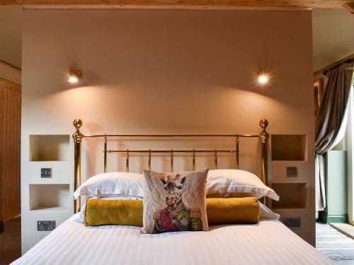 福丁布里奇Cosy Cottage - Uk34263的卧室配有一张带白色床单和枕头的大床。