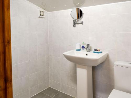 雷纳姆Oakwell Lodge的白色的浴室设有水槽和卫生间。