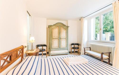 圣米歇尔迪帕加纳Girasole的一间卧室配有床、椅子和窗户