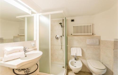 圣米歇尔迪帕加纳Girasole的一间带水槽、卫生间和淋浴的浴室