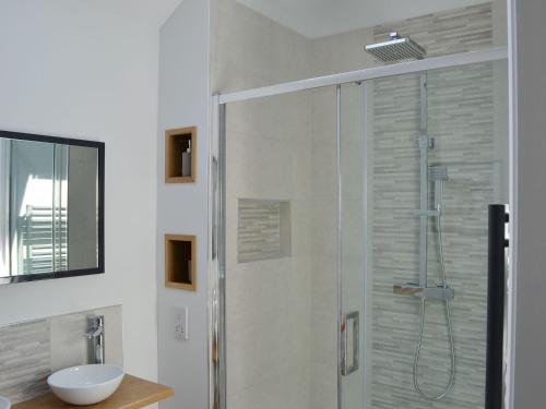 查珀尔圣伦纳兹Harrys Den的一间带玻璃淋浴间和水槽的浴室