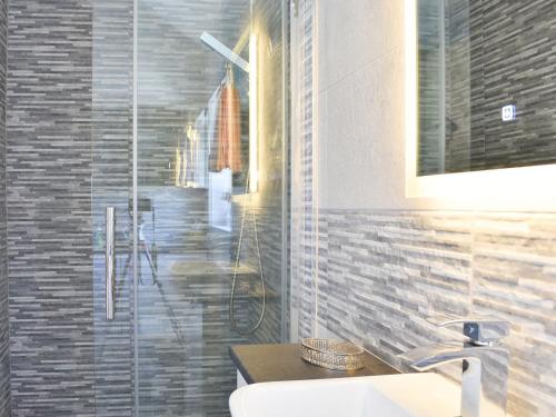 GurnardTrees Annexe的带淋浴、卫生间和盥洗盆的浴室