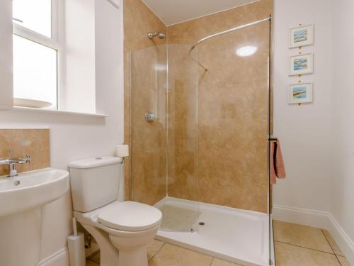 罗宾胡兹贝High Nook的带淋浴、卫生间和盥洗盆的浴室