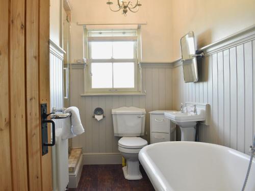 切斯特菲尔德Dark Lane的浴室配有卫生间、盥洗盆和浴缸。