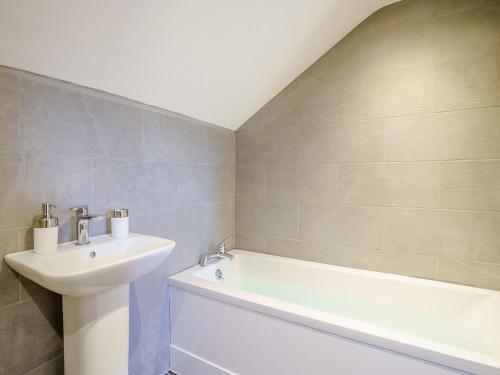 AcrefairTy Godro - Uk12745的浴室配有盥洗盆、浴缸和浴缸。
