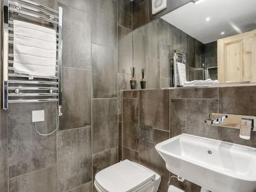 WoodfordSpinney Cottage的浴室配有白色卫生间和盥洗盆。