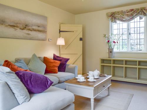 BensonDulcie Cottage的客厅配有沙发和桌子
