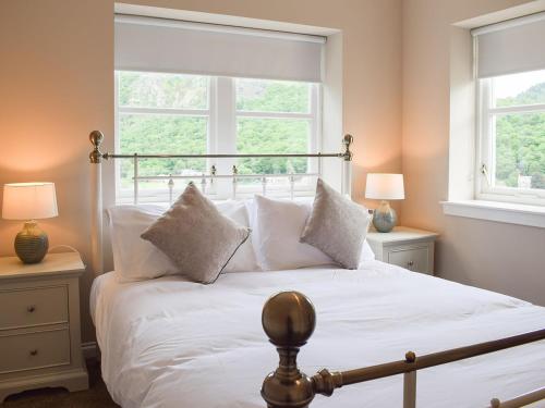阿伯福伊尔Forth View-uk34217的卧室配有白色床和2扇窗户