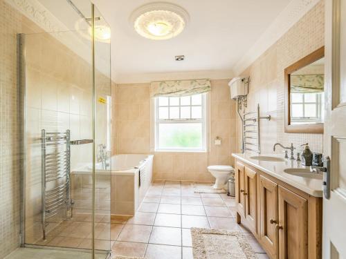 IshamAllerton House的带淋浴、浴缸和盥洗盆的浴室