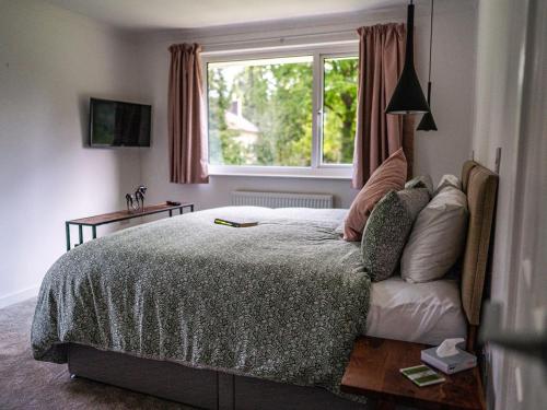 ChilcomptonMoorlands的一间卧室设有一张床和一个窗口