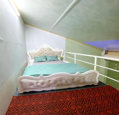 Kiến AnCúc cu Homestay 3的卧室配有白色床和红地毯