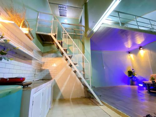 Kiến AnCúc cu Homestay 3的紫色照明的厨房内的螺旋楼梯