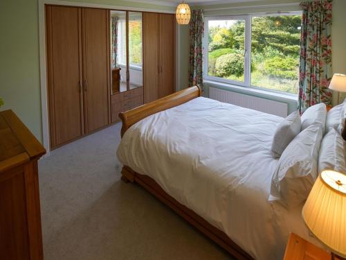 马里卡尔特Sauchenshaw Cottage的卧室配有白色的床和窗户。