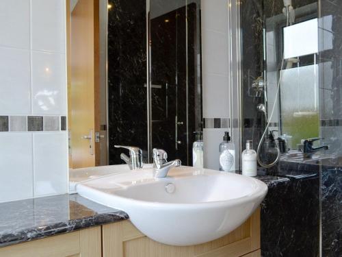 马里卡尔特Sauchenshaw Cottage的浴室配有白色水槽和淋浴。