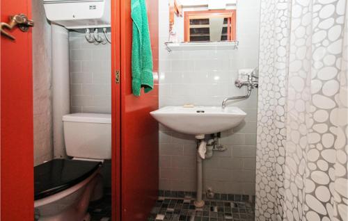 BallenBeautiful Apartment In Sams With Kitchen的一间带水槽和卫生间的小浴室