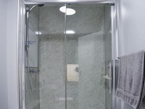 InverallochyBelger Cottage的浴室里设有玻璃门淋浴