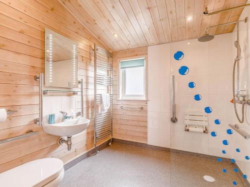 WillingtonWalnut Lodge-uk37595的浴室配有卫生间、盥洗盆和淋浴。