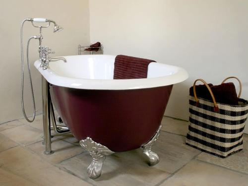 Llangwm-isafClearvewe的浴室内设有大型的红色和白色浴缸。