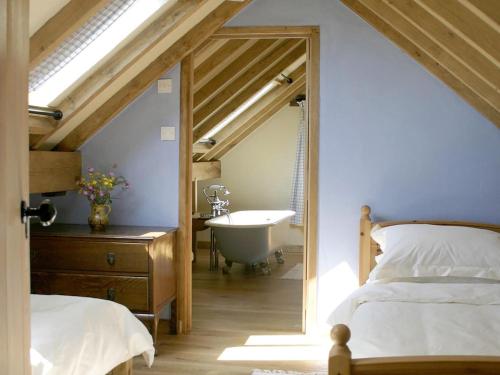 Llangwm-isafClearvewe的一间卧室配有一张床、一个浴缸和一个水槽