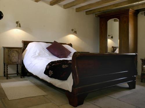 Llangwm-isafClearvewe的一间卧室配有一张木架床和镜子
