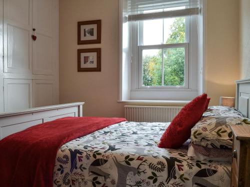 BlencogoBlaithwaite Cottage的一间卧室设有一张床和一个窗口