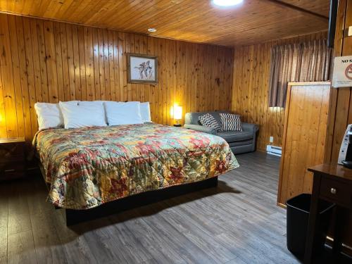 圣伊尼亚斯圣伊格内斯日落汽车旅馆的一间卧室配有一张床和一张沙发