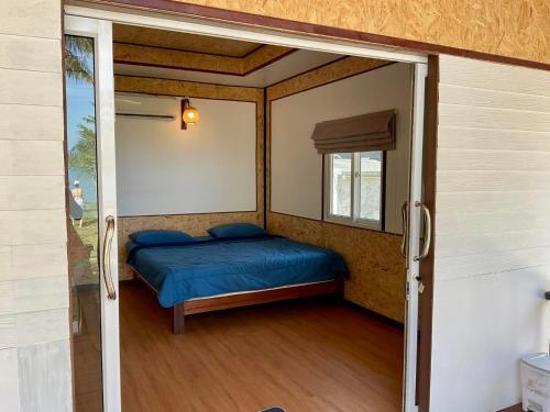 阁遥岛Sunrise House的一间小卧室,配有床和窗户