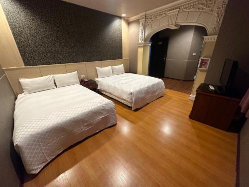 台南太子大饭店的酒店客房设有两张床和电视。
