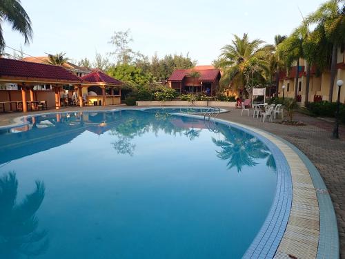 瓜拉丁加奴Seri Indah Resort的酒店旁的大型蓝色游泳池