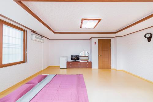 庆州Remember Youth Hostel的卧室配有粉红色的床。