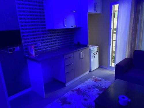 Kaleköyİmperyum otel的客厅里设有蓝色灯光的厨房