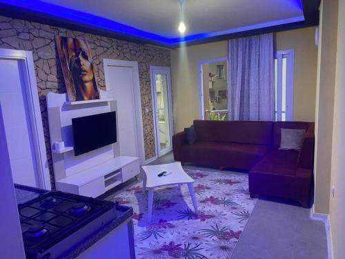 Kaleköyİmperyum otel的带沙发和电视的客厅