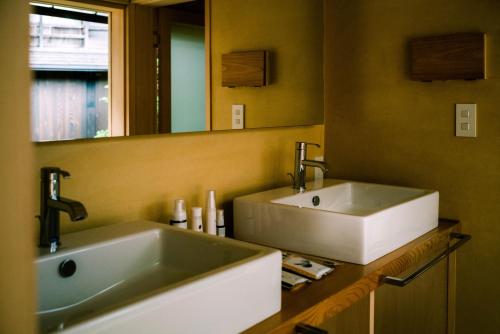 高山TANIYA的一间带两个盥洗盆和大镜子的浴室
