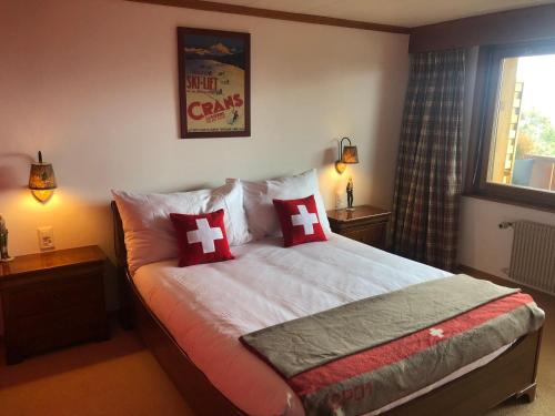 克莱恩 蒙塔纳Colorado Riders Chalet的一间卧室配有红色和白色枕头的床