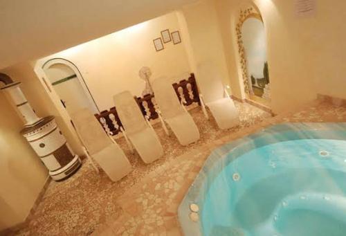卡瓦莱塞特伦卡伦卡别墅公园酒店的一间带浴缸和大镜子的浴室