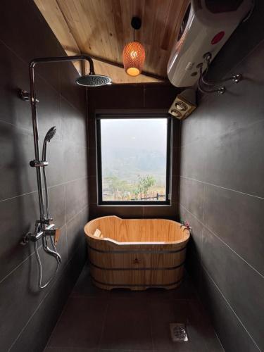 萨帕S Plus Bungalow的一间带木制浴缸和窗户的浴室