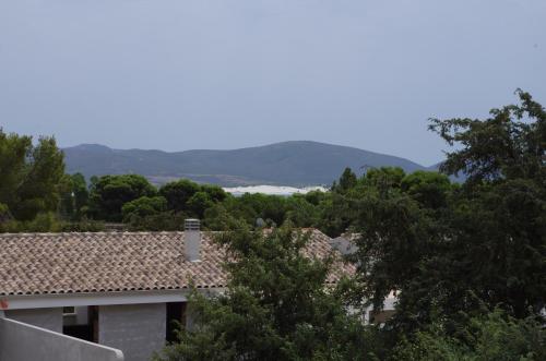 皮诺港Casa Nonno Remo的享有树木和山脉背景的房子的景色